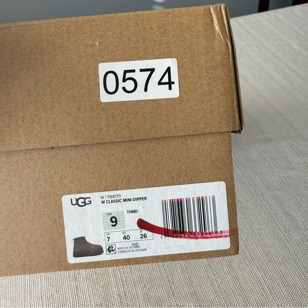 UGG CLASSIC MINI DIPPER PLATFORM BOOT - Picture 8 of 9